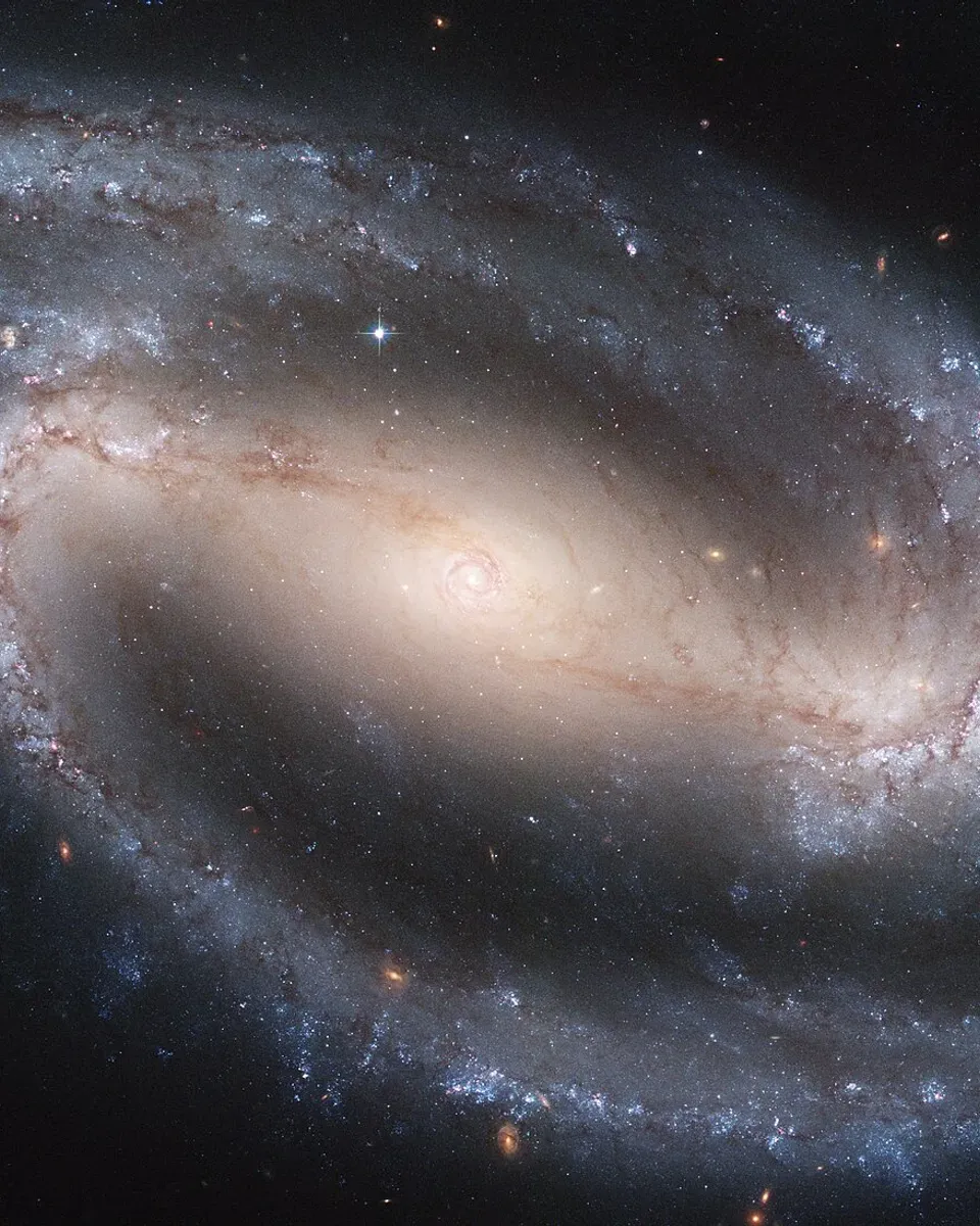 Спиральная галактика с перемычкой NGC 1300, снимок телескопа Хаббл